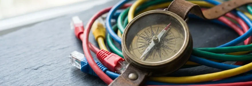 Boussole dorée posée sur un enchevêtrement de fils colorés symbolisant les réseaux numériques et la navigation sécurisée